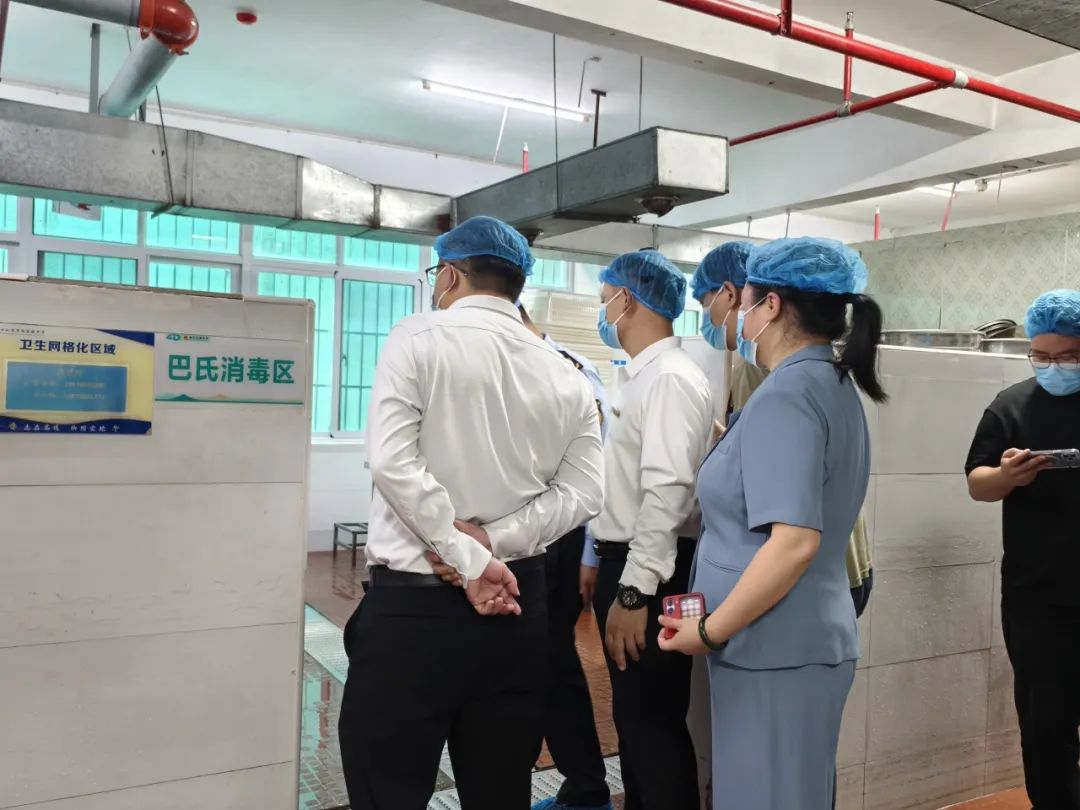 龍華區(qū)委常委、副區(qū)長許愛華蒞臨?？谑旋埲A區(qū)山高實驗學校調研指導食品安全工作-圖片2