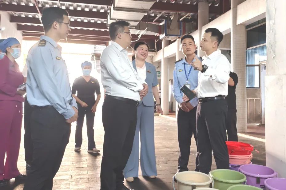 龍華區(qū)委常委、副區(qū)長許愛華蒞臨?？谑旋埲A區(qū)山高實驗學校調研指導食品安全工作-圖片2