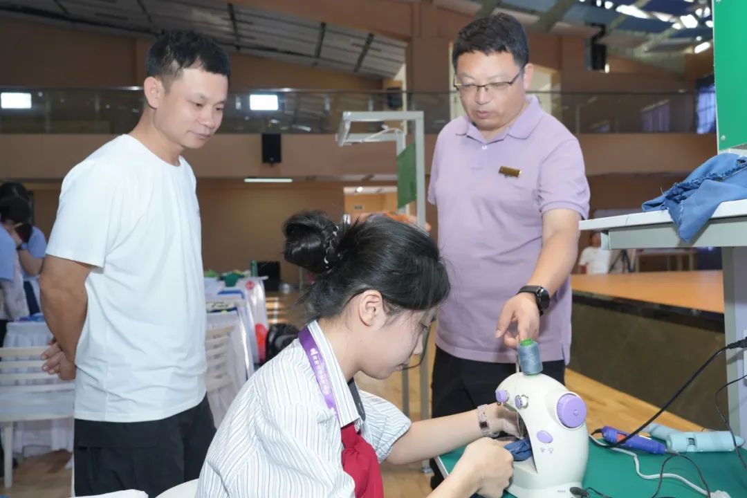 青春創(chuàng)意點(diǎn)亮?xí)r尚舞臺(tái)——?？谏礁咧袑W(xué)2025校園服裝設(shè)計(jì)大賽圓滿落幕-圖片2