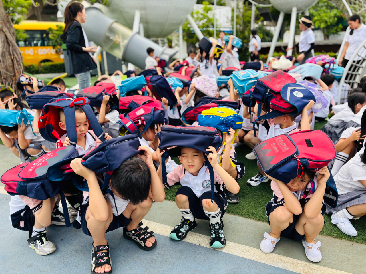 人人講安全 個(gè)個(gè)會(huì)應(yīng)急——?？谑猩礁哂變簣@2025年防震減災(zāi)演練活動(dòng)-圖片36