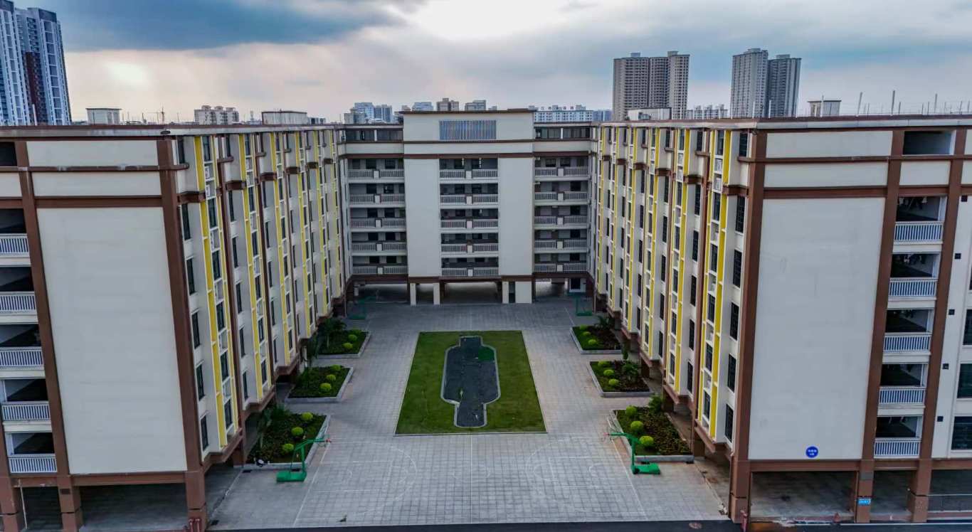 聚焦！定安縣山高高級(jí)實(shí)驗(yàn)中學(xué)新生報(bào)名火熱進(jìn)行中！-圖片1