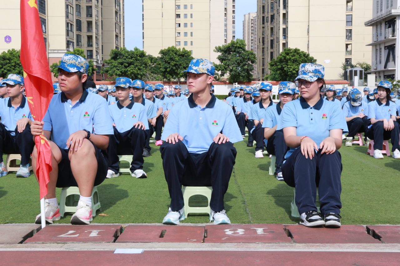 燃情開營！?？谏礁咧袑W(xué)2025級(jí)高一新生開啟軍訓(xùn)成長之旅-圖片1