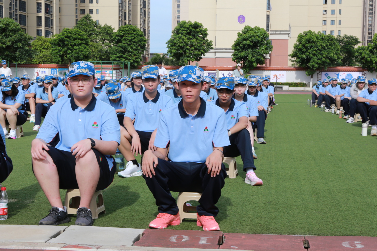 燃情開營！?？谏礁咧袑W(xué)2025級(jí)高一新生開啟軍訓(xùn)成長之旅-圖片3