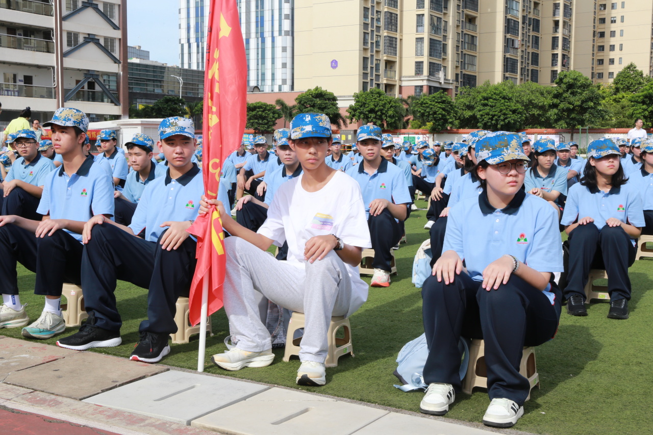 燃情開營！?？谏礁咧袑W(xué)2025級(jí)高一新生開啟軍訓(xùn)成長之旅-圖片3