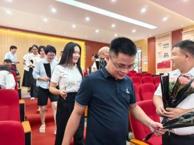 逐光同行，共啟新程——?？谏礁咧袑W舉行2025年秋季新教師、新職工入Jia儀式